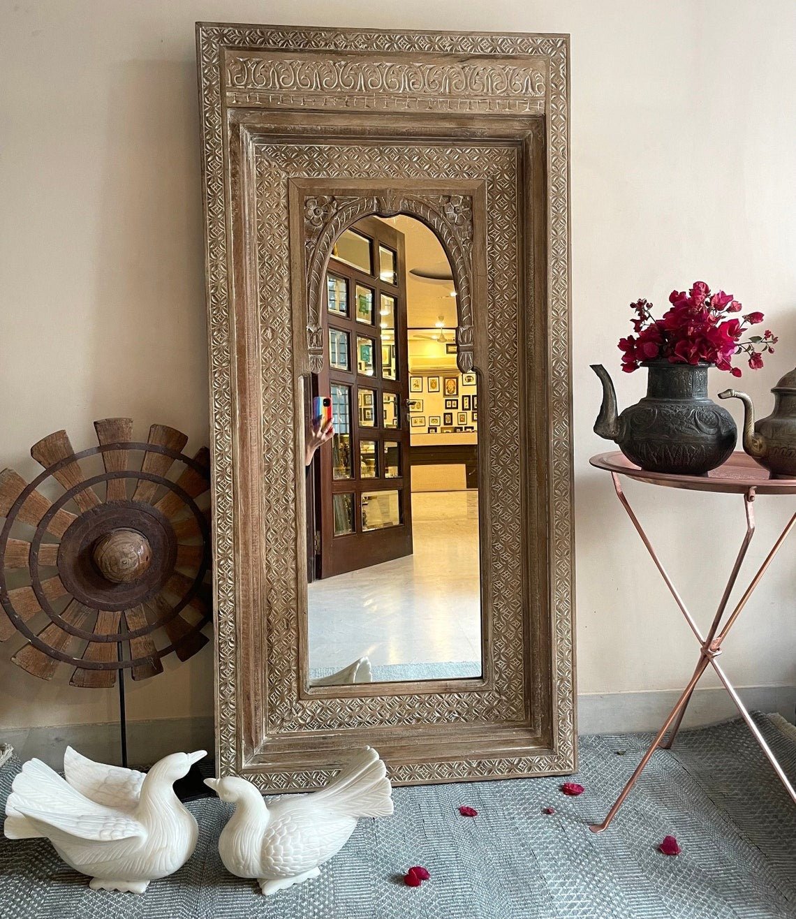 Vintage Wood Mirror: A Distinctive Accent for Your Wall DecorHand-Carved Distressed White Arch Wooden Floor Mirror with Heritage Motifs - DOBRI ARTS AU