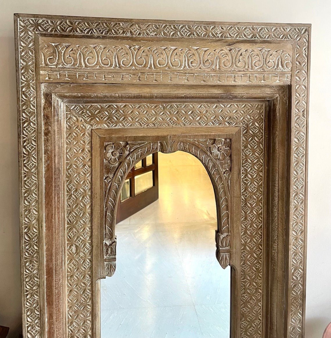 Vintage Wood Mirror: A Distinctive Accent for Your Wall DecorHand-Carved Distressed White Arch Wooden Floor Mirror with Heritage Motifs - DOBRI ARTS AU